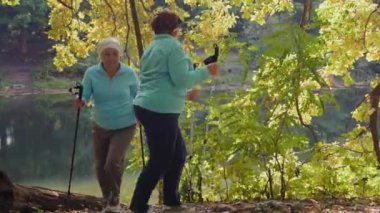 Son sınıf kadınları İskandinav yürüyüşü yaparken eğleniyorlar.