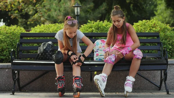 Jóvenes adolescentes que se preparan para patinar — Foto de Stock