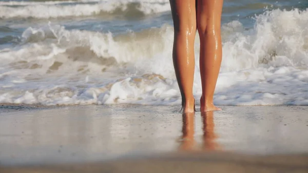 Chica pies lavados por las olas del mar, primer plano — Foto de Stock