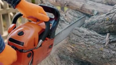 Oduncu bir kütüğü yakından kesiyor.