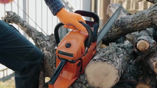 A forester desperately trying to start his chainsaw — Stock Video