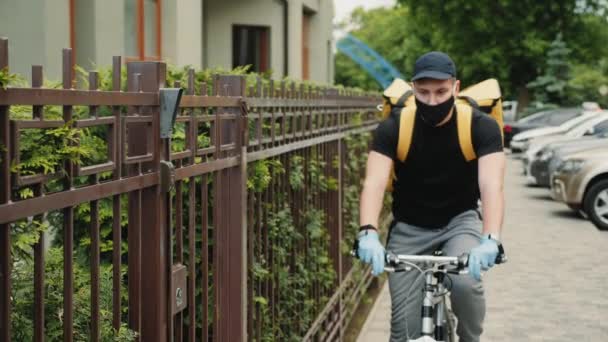 Corriere in bicicletta utilizza un sistema di interfono — Video Stock