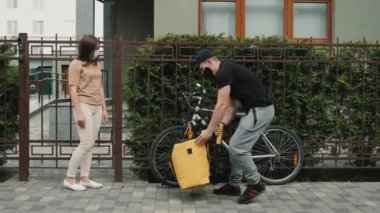 Kurye kıza bir torba yiyecek verdi.