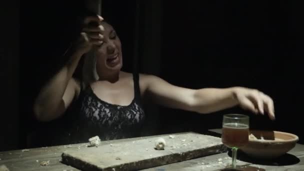 Zaklatott nő fejszével vagdossa a vágódeszkát — Stock videók