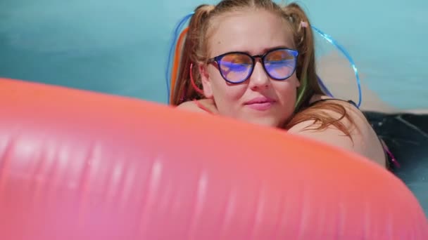 Menina com excesso de peso nada na piscina exterior. Positividade do corpo — Vídeo de Stock