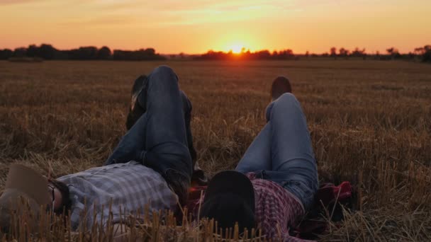 Boeren rusten op het veld na de oogst — Stockvideo