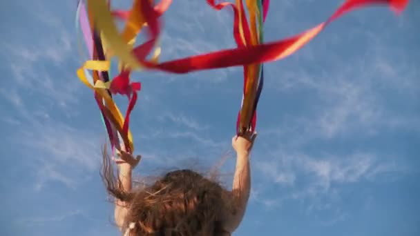 Ленты трепещут на ветру в женских руках, замедленная съемка — стоковое видео