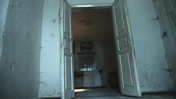 Дівчина-привид проходить через покинутий будинок — стокове відео