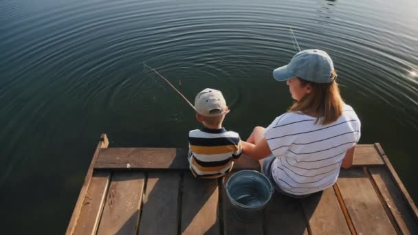 Mama i jej synek łowią ryby. — Wideo stockowe