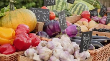 Çiftçi pazarında taze sebze ve meyve.