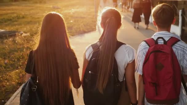 Langzame beweging van schoolkinderen die door de straat lopen — Stockvideo