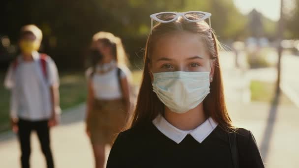 Η μαθήτρια βγάζει μια ιατρική μάσκα από το πρόσωπό της. — Αρχείο Βίντεο