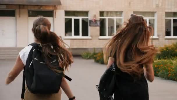 Schulkinder mit Mundschutz laufen zur Schule, Rückansicht — Stockvideo