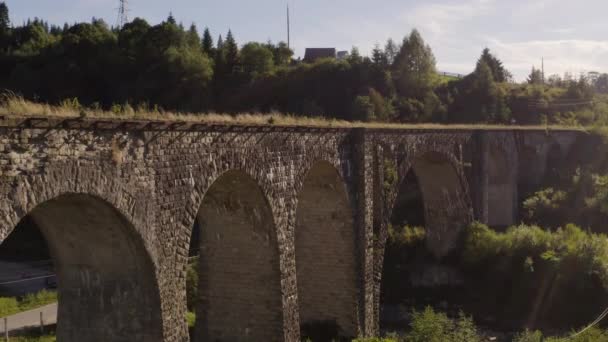 Flygfoto över viadukt-bron i Vorokhta, Ukraina — Stockvideo