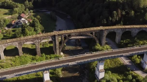 Вид с воздуха на виадук-мост в Ворохте, Украина — стоковое видео