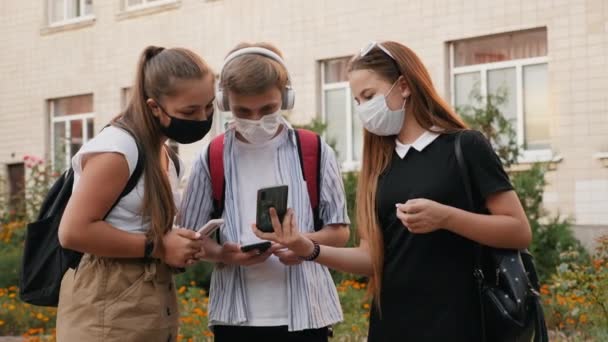 Μαθητές με μάσκες επικοινωνούν στην αυλή του σχολείου. — Αρχείο Βίντεο