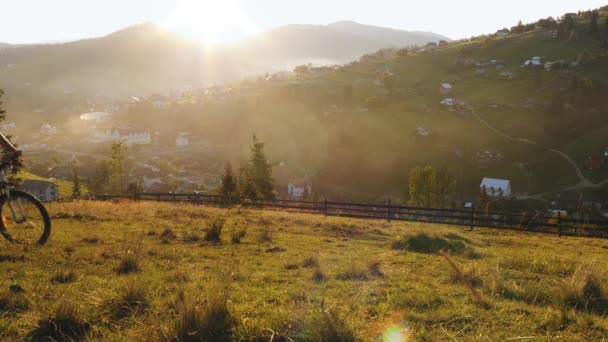 Bisikletli bir adam dağ manzarasına hayran olmak için durdu. — Stok video