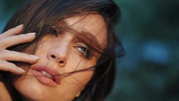 Close-up rosto de linda mulher morena pensativa — Vídeo de Stock