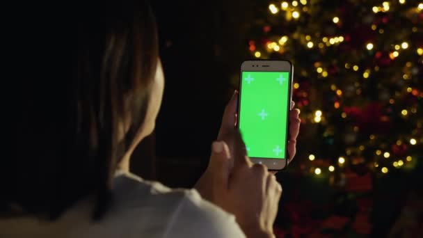Žena používá chytrý telefon se zelenou obrazovkou ve večerních hodinách — Stock video