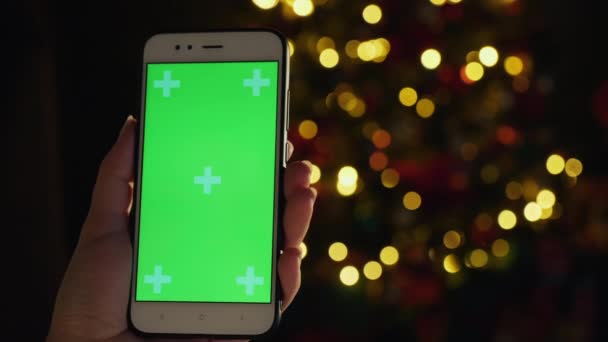 ผู้หญิงใช้สมาร์ทโฟนที่มีหน้าจอสีเขียว ใกล้ๆ — วีดีโอสต็อก