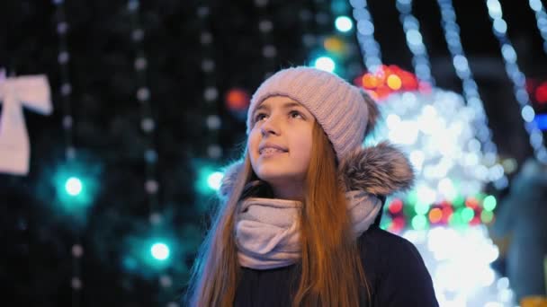 Sorrindo menina adolescente olhando para as luzes de Natal — Vídeo de Stock