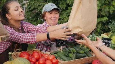 Organik sebze alan kadın müşteri, yakın plan.