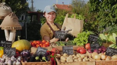 Çiftçinin elinde taze sebzelerle dolu bir poşet var.