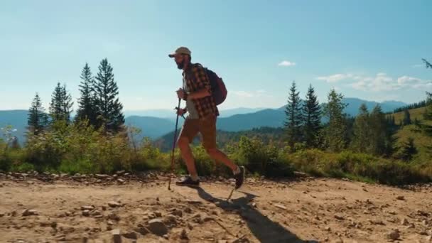 一个带着远足杆子在山上远足的人 — 图库视频影像