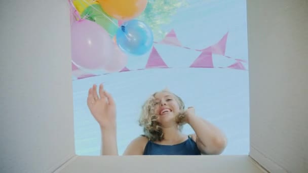 Happy girl mengambil hadiah dari kotak, merayakan — Stok Video