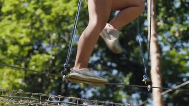 Nastolatka pokonuje przeszkody, zbliżenie tylko nogi — Wideo stockowe