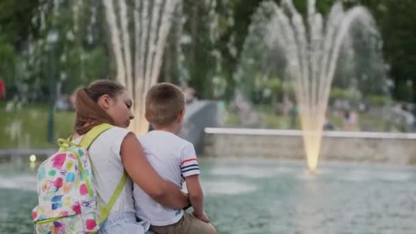 Barn tittar på fontäner i en stadspark — Stockvideo
