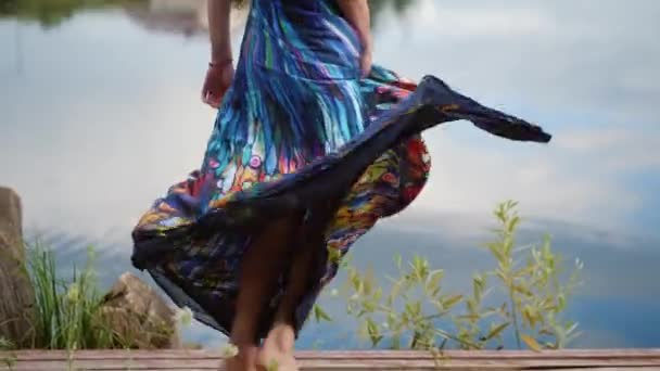 Krásná brunetka žena v šatech rotující na břehu jezera — Stock video