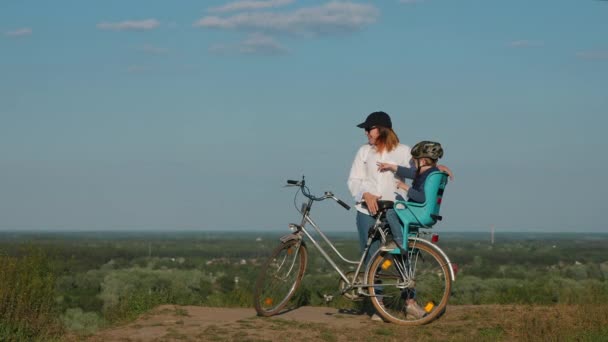 Moeder met een kleine zoon met een fiets op de top — Stockvideo