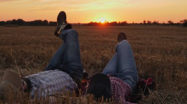 Çiftçiler hasattan sonra tarlada dinleniyorlar.