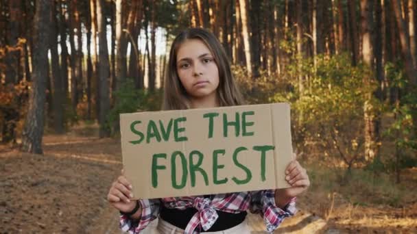 Aktivistin mit Save the Forest-Plakat im Wald — Stockvideo