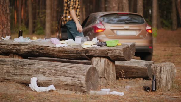 Mann überschlägt sich auf Rastplatz im Wald — Stockvideo