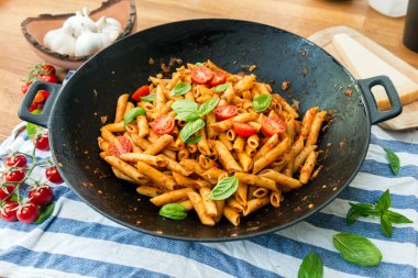 Fesleğenli domates soslu penne makarna