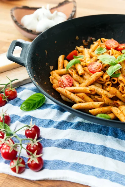 Fesleğenli domates soslu penne makarna