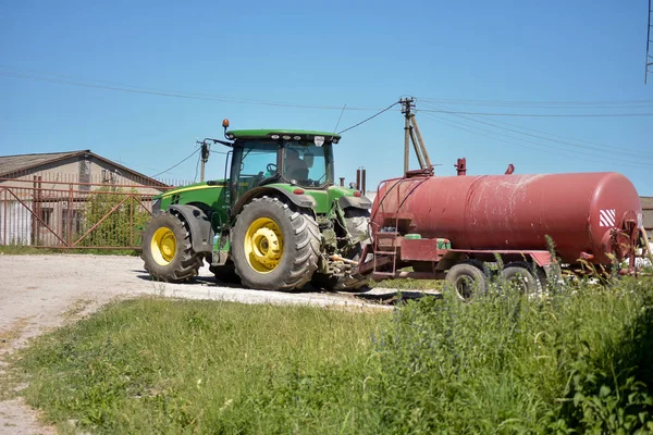 Tarım. Gübreler için çiftlikte traktör c tanker rides.