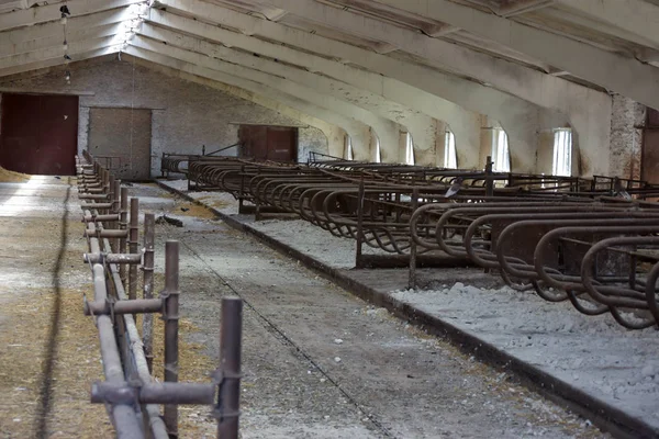 Epty eski cowshed süt çiftlikte