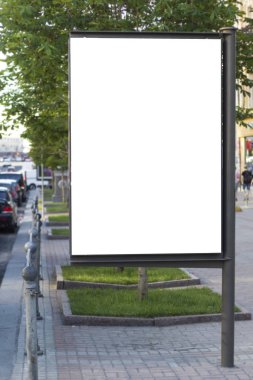 Şehir arkaplanındaki dikey sokak afişlerinin boş maketi.