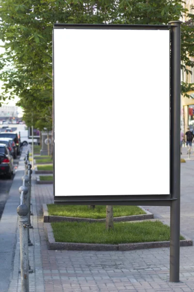 Leere Attrappe Der Vertikalen Plakatwand Auf Dem Hintergrund Der Stadt — Stockfoto