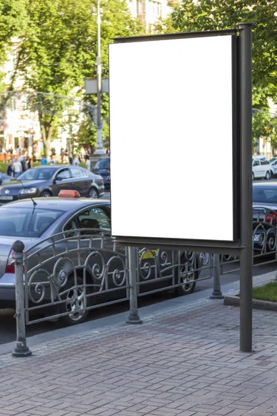 都市の背景に縦の通りのポスターの看板のブランクモックアップ — ストック写真