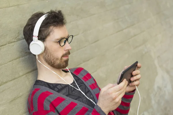 Jeune Homme Utilise Une Tablette Dans Ville Hipster Regarder Dans — Photo