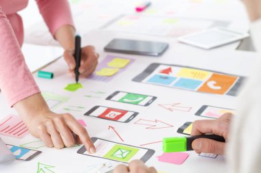 Cep telefonu için uygulama tasarlama. Uzman bir prototip Kullanıcı deneyimi arabirimi, grafik tasarım oluşturur. Yenilikçi teknolojiler. Yaratıcı web uygulama geliştirme için bir smartphone. 