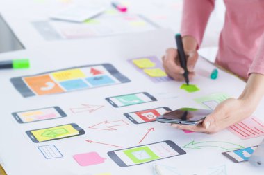 Cep telefonu için uygulama tasarlama. Uzman bir prototip Kullanıcı deneyimi arabirimi, grafik tasarım oluşturur. Yenilikçi teknolojiler. Yaratıcı web uygulama geliştirme için bir smartphone. 