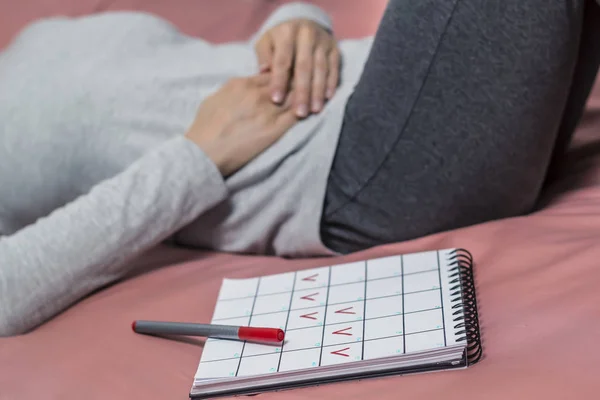 Eine Frau Und Ein Kalender Mit Markierten Tagen Konzeptzeitraum — Stockfoto