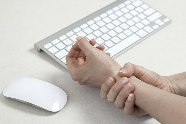 Боль в запястье от работы с компьютерной мышью. Синдром запястного туннеля.