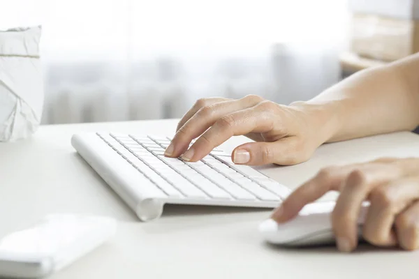 Eine Frau Sitzt Mit Tastatur Und Computermaus Bürotisch Arbeitsplatz — Stockfoto