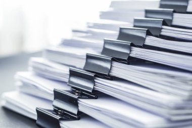 Dosyaları siyah şarjörle desteler.